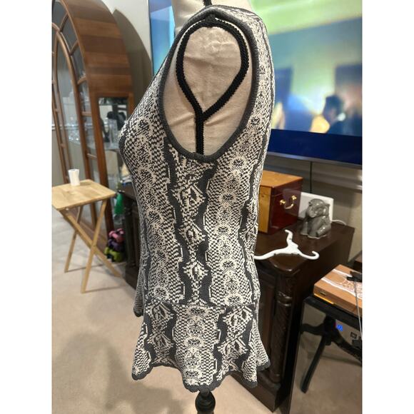 ⭐️ Women’s Cabi Sleeveless Sweater W/ Peplum Bottom Size Medium - Picture 3 of 5